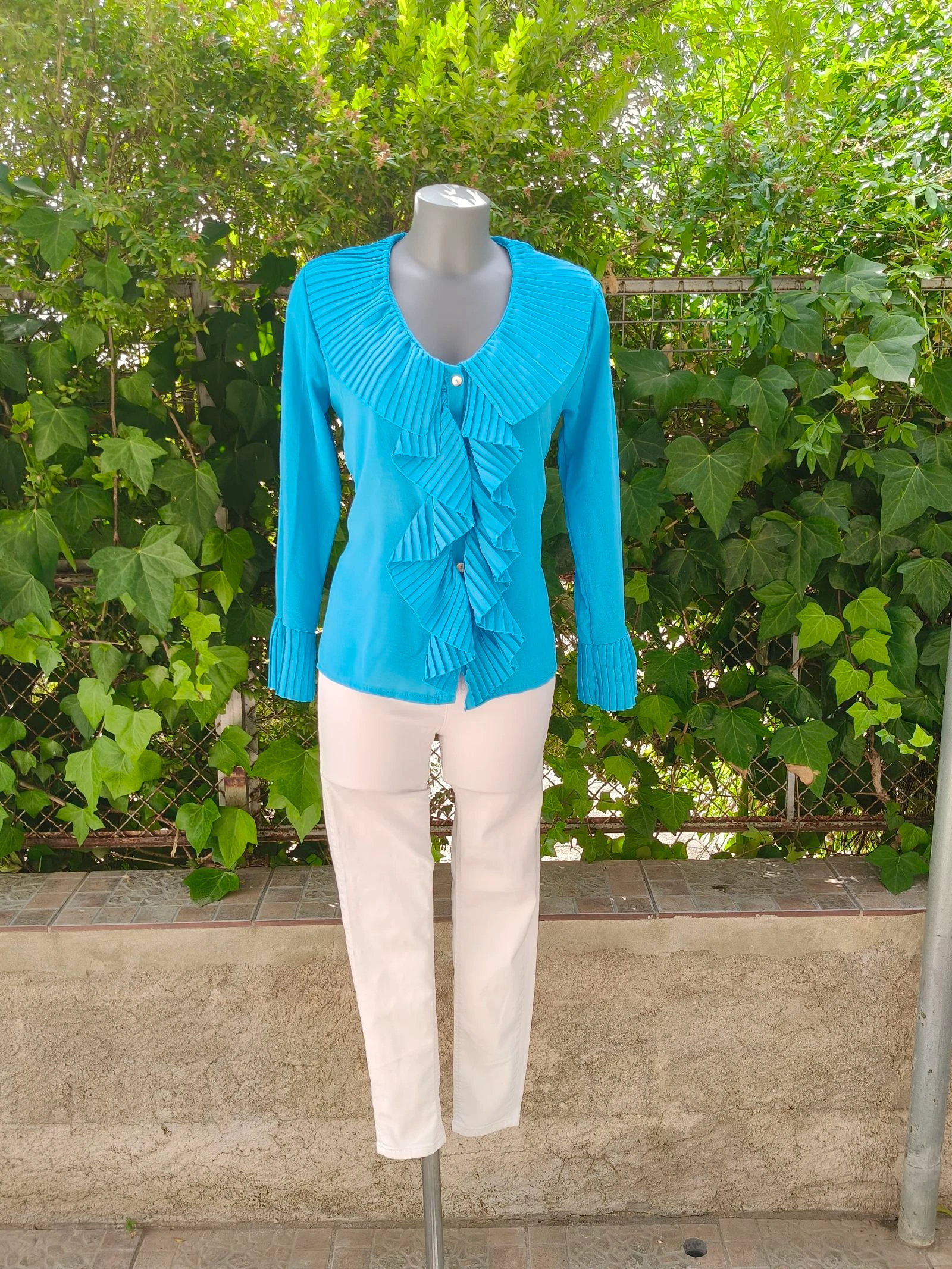 Blusa elegante azul turquesa con volantes plisados 